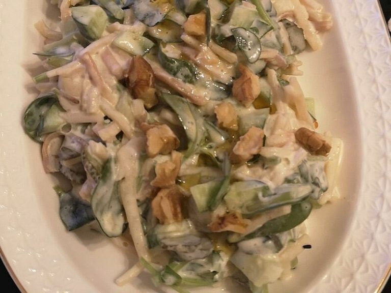 Yoğurtlu Semizotlu Erişteli Salata