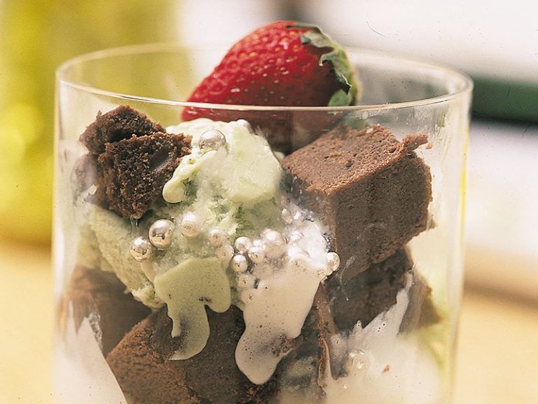 Brownie İle Vanilyalı Ve Fıstıklı Dondurma