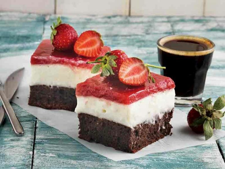 Çilekli Soslu Hafif Pasta