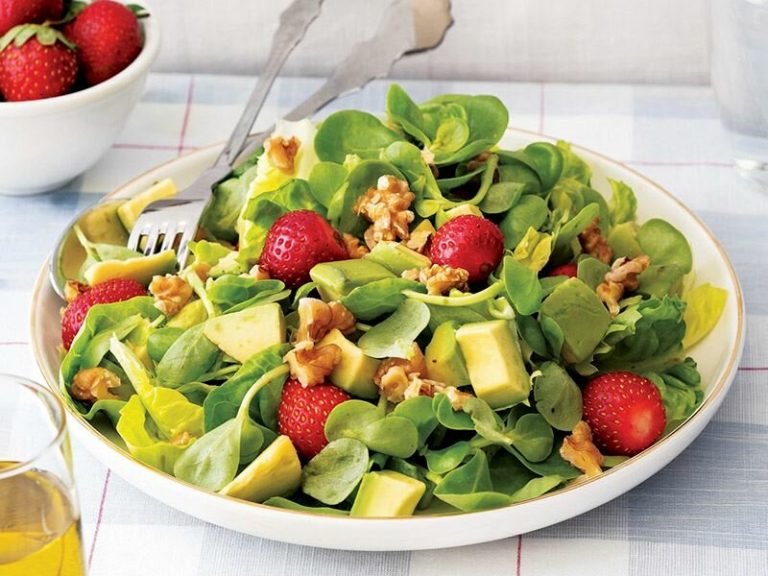 Cevizli Ve Çilekli Semizotu Salatası