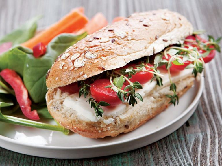 Peynirli Ve Cevizli Sandviç