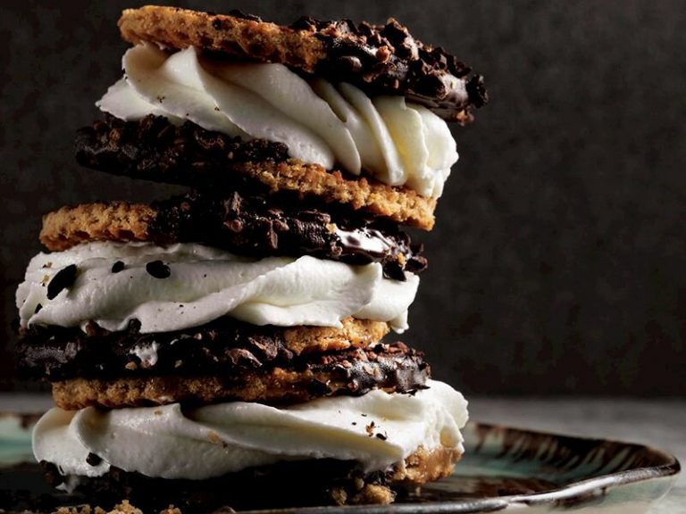 Tiramisu Waffle Sandviçleri