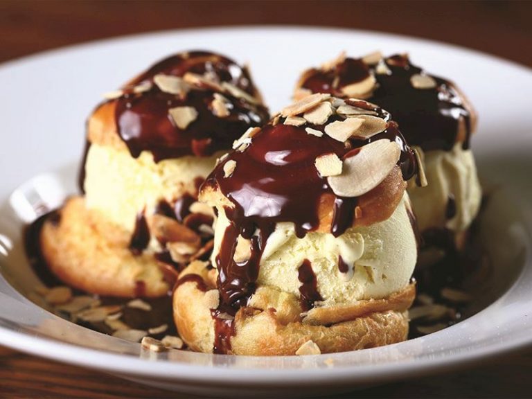 Çikolata Soslu Dondurmalı Profiterol