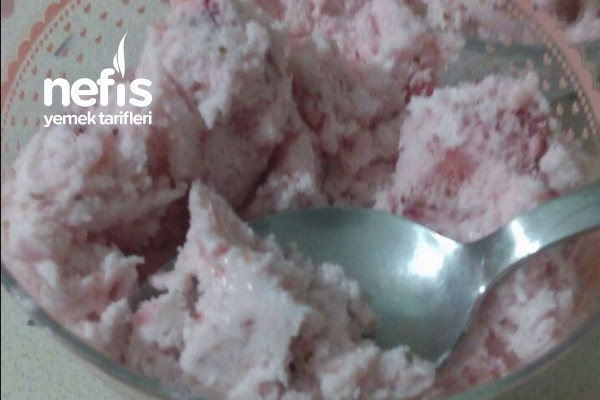 Çok Az Malzeme İle Bütün 1 Kilogram Çilekli Dondurma