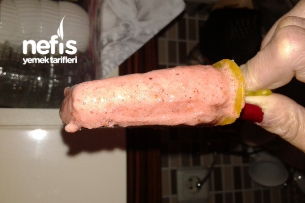 Dondurma Aygıtından Çilekli Elma Sulu Dondurma