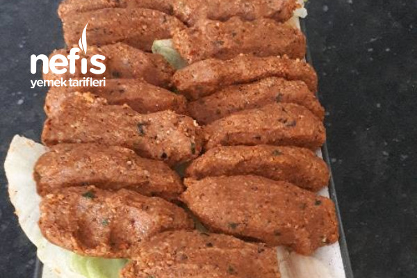 Hazır Alınmış Gibi Duran Etsiz Çiğ Köfte